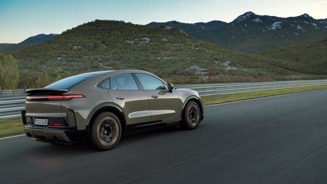 Один из самых быстрых серийных кроссоверов в мире представили Porsche &mdash; Cayenne Coupé Electric