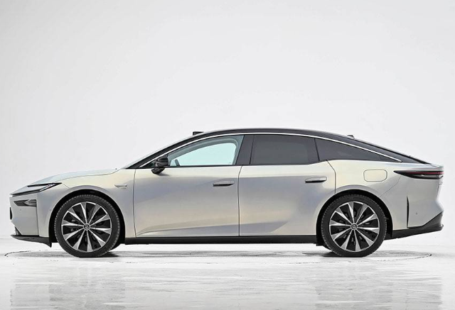 Toyota представила доступный электроседан с запасом хода до 700 км