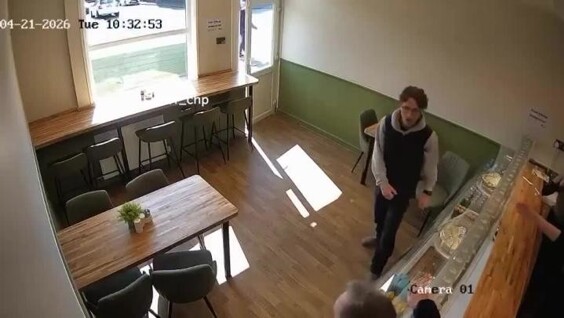 
        Неожиданное нападение на&nbsp;посетителя кафе в&nbsp;Англии    