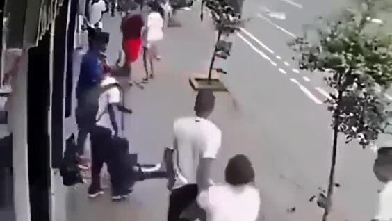 
        Неадекватный мужчина приставал к&nbsp;женщинам &mdash; карма настигла его&nbsp;быстро    