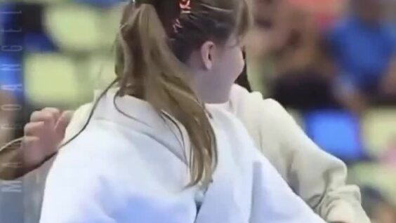 Милый момент на чемпионате по джиу-джитсу
Милый момент на чемпионате по джиу-джитсу