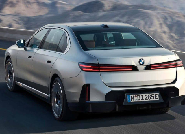Новая BMW 7-й серии: гибриды, &laquo;электрички&raquo; и 31-дюймовый экран в потолке