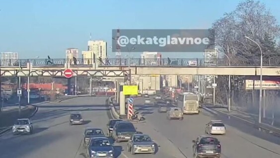 
        Школьники скинули самокат на&nbsp;автобус    