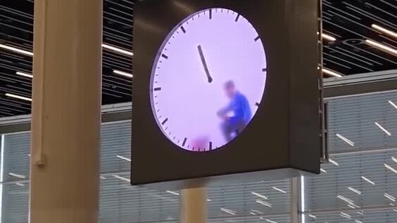 
        Необычные часы в&nbsp;аэропорту Амстердама    