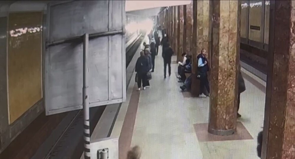 
        Парень залип в&nbsp;телефон в&nbsp;метро и&nbsp;чуть не&nbsp;погиб    