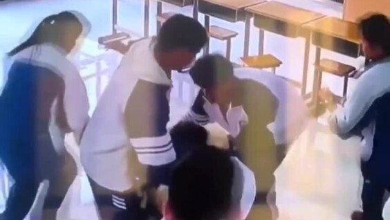 
        Ученики пришли на&nbsp;помощь учительнице    