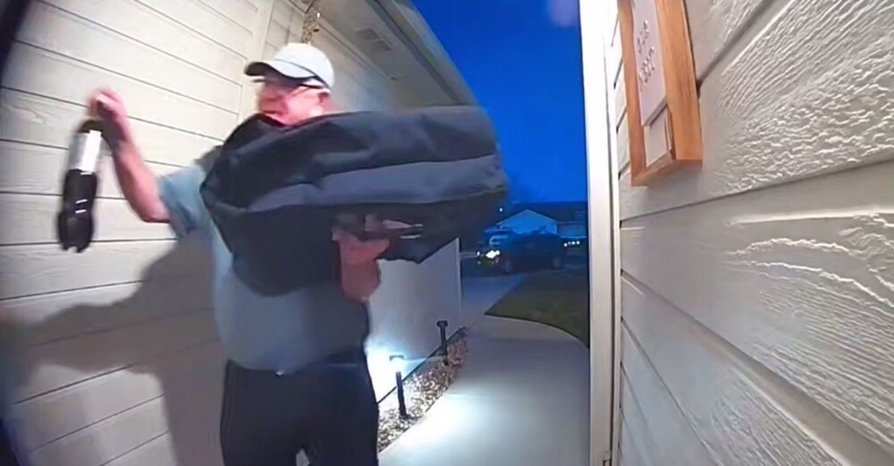 Пожилой курьер купил напиток клиентам и прославился в сети
Пожилой курьер купил напиток клиентам и прославился в сети