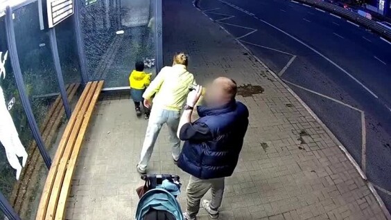 
        В&nbsp;Ярославле маленький мальчик камнем повредил стекло новой остановки    