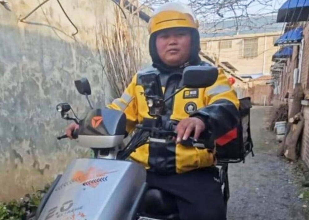 
        Парень стал единственным доставщиком еды&nbsp;в&nbsp;городе    