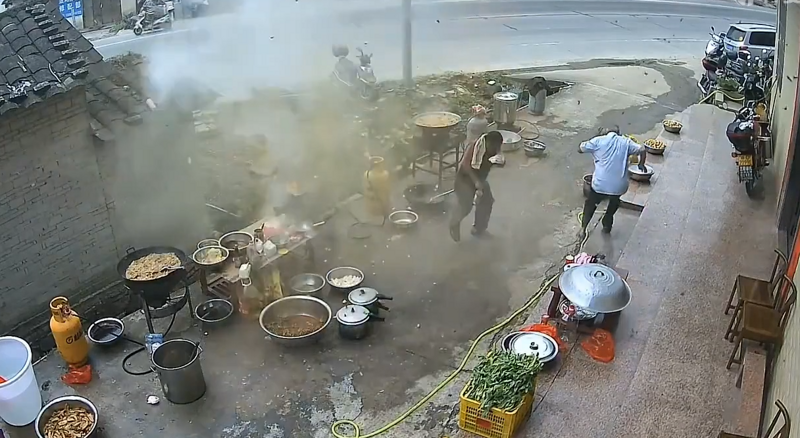 
        В&nbsp;Китае на&nbsp;уличной кухне взорвалась скороварка    