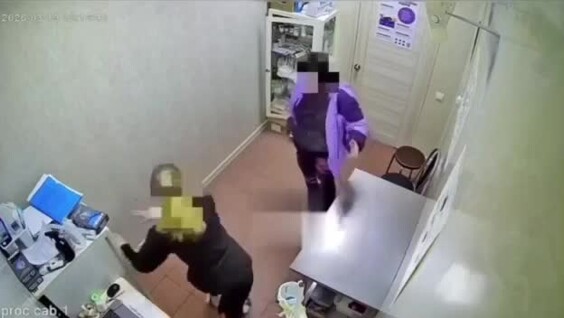 
        &laquo;Я&nbsp;тебя сейчас сломаю&raquo;:женщина напала на&nbsp;сотрудницу ветклиники из-за отказа делать укол собаке без&nbsp;осмотра    