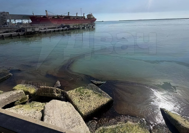 &laquo;Нефтяной дождь&raquo; в Туапсе (3 фото + 4 видео)