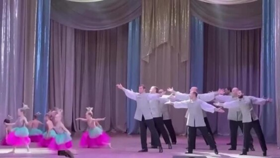 Папы станцевали с дочками на школьном концерте
Папы станцевали с дочками на школьном концерте