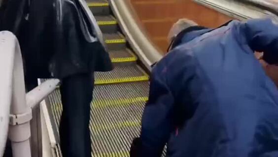 
        Каблук застрял в&nbsp;гребёнке эскалатора    