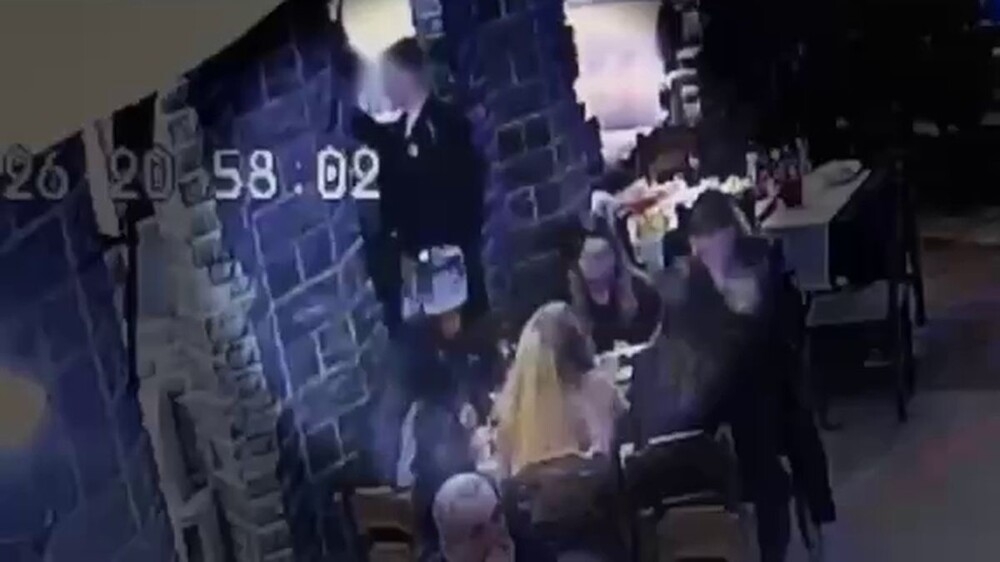 
        Охранник избил посетителя в&nbsp;омском кафе    