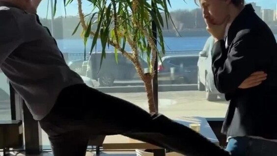 Как бы выглядела драка шахматистов
Как бы выглядела драка шахматистов