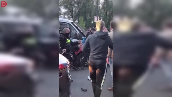 
        Протест против центра для&nbsp;беженцев перерос в&nbsp;беспорядки    