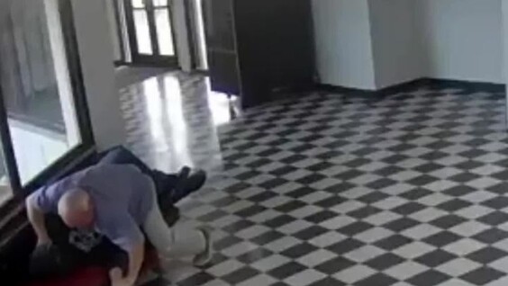 
        В&nbsp;США&nbsp;директор школы остановил вооруженного нападавшего и&nbsp;защитил учеников    