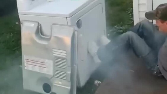 Опасный «трюк»: стиральная машина с фейерверками взорвалась
Опасный «трюк»: стиральная машина с фейерверками взорвалась