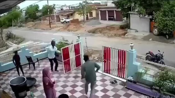 
        Мужчина получил смертельный удар током, задев ЛЭП&nbsp;палкой    