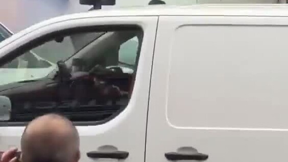 
        Банда в&nbsp;масках протаранила ломбард на&nbsp;машине и&nbsp;украла золото среди бела дня    