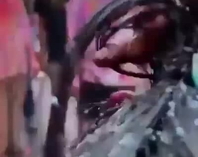 
        Японскую туристку облили краской на&nbsp;празднике Холи в&nbsp;Индии    