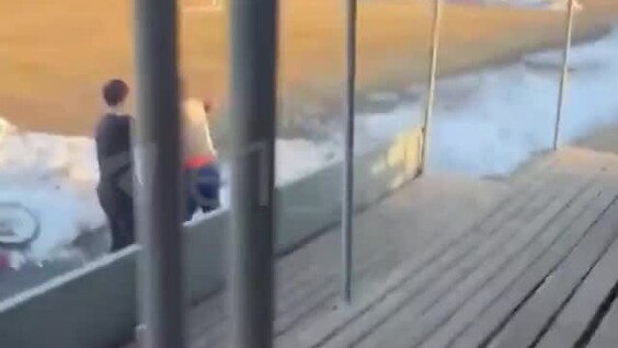 
        На&nbsp;Урале учитель ударил по&nbsp;лицу школьника в&nbsp;попытке защитить спортивный стадион    