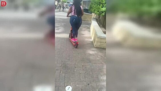 
        Девушка потеряла равновесие на&nbsp;электросамокате, увидев машину    