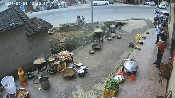 
        В&nbsp;Китае на&nbsp;уличной кухне взорвалась скороварка    