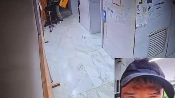 
        Курьер справил нужду в&nbsp;детскую коляску    