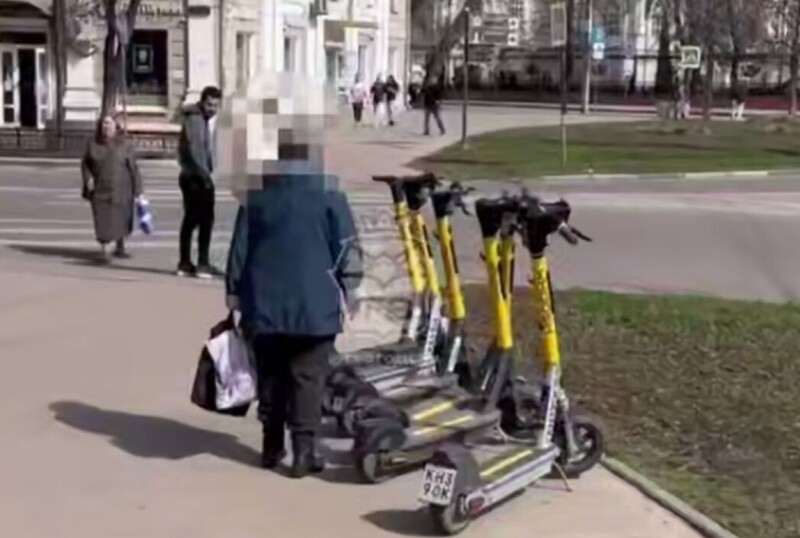 
        &laquo;Её&nbsp;борьба&raquo;: пенсионерка повалила электросамокаты в&nbsp;центре Воронежа    