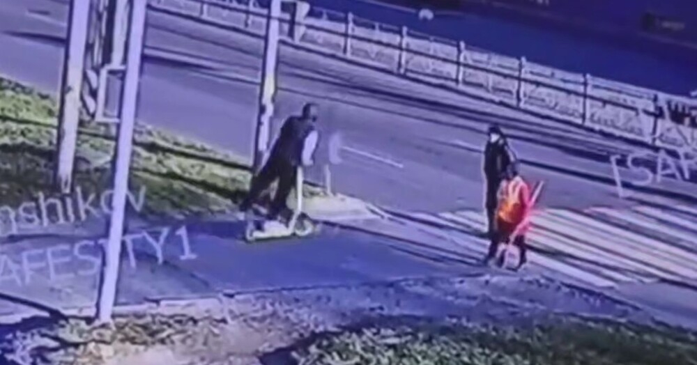 
        Самокатчик влетел в&nbsp;пенсионерку, а&nbsp;потом скрылся    