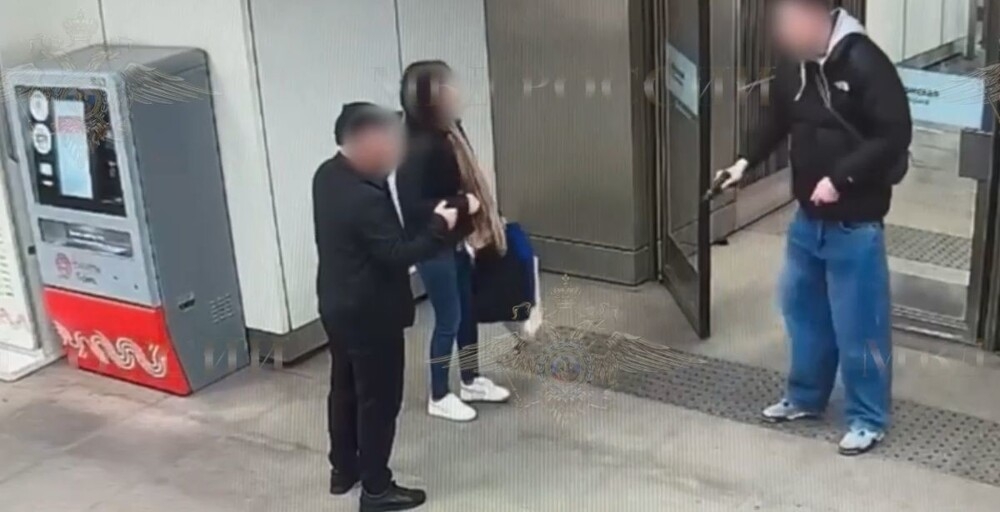 
        Пьяный москвич угрожал пистолетом мужчине в&nbsp;метро    