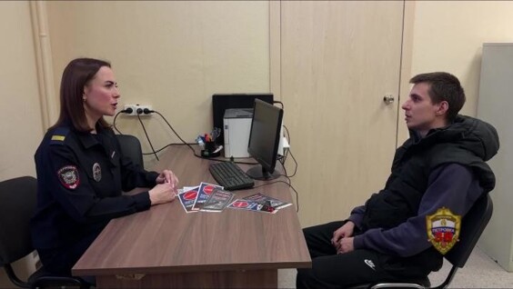 
        Парень залип в&nbsp;телефон в&nbsp;метро и&nbsp;чуть не&nbsp;погиб    