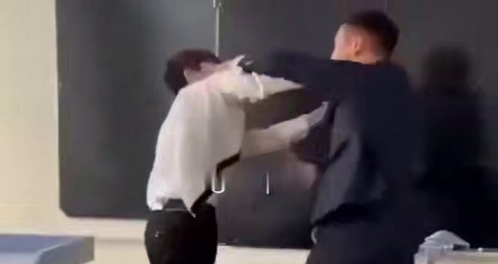 
        Учитель подрался с&nbsp;учеником в&nbsp;классе    