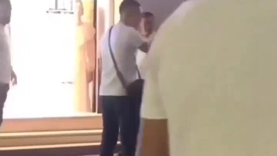 
        Мужчина надувает перчатку, чтобы поиграть с&nbsp;бездомной собакой    