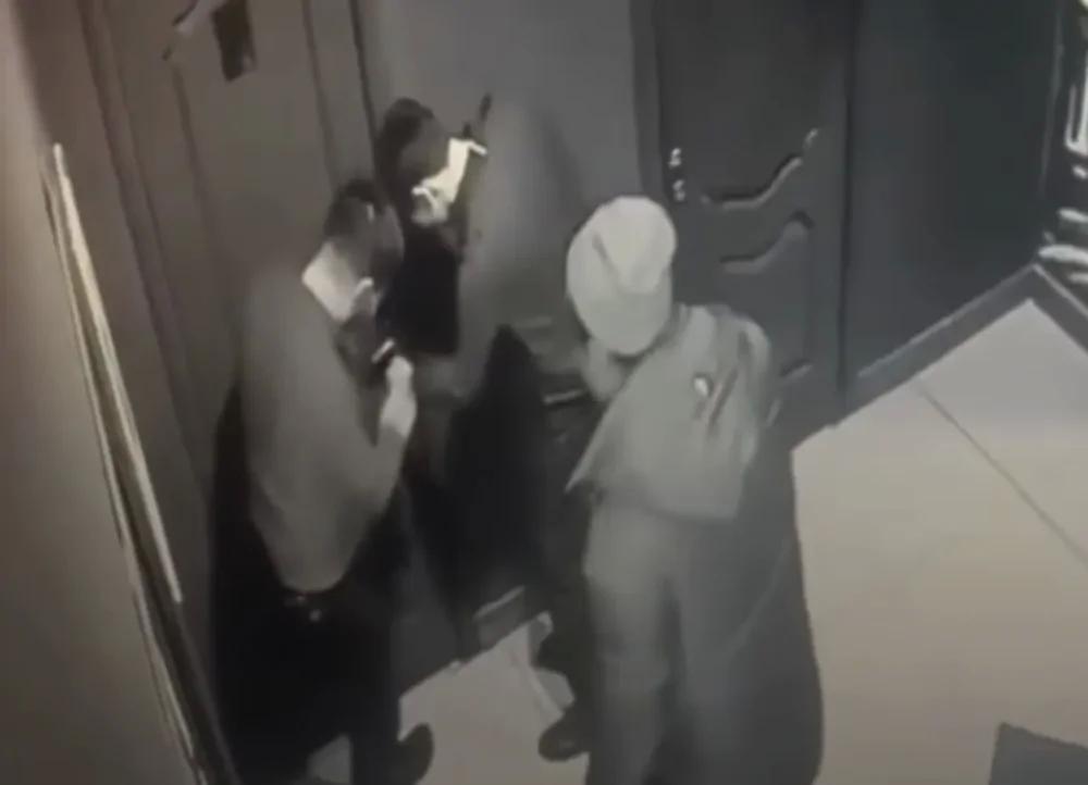 
        Двух мужчин застали в&nbsp;женском туалете и&nbsp;избили    