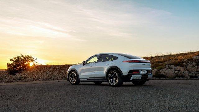 Один из самых быстрых серийных кроссоверов в мире представили Porsche &mdash; Cayenne Coupé Electric