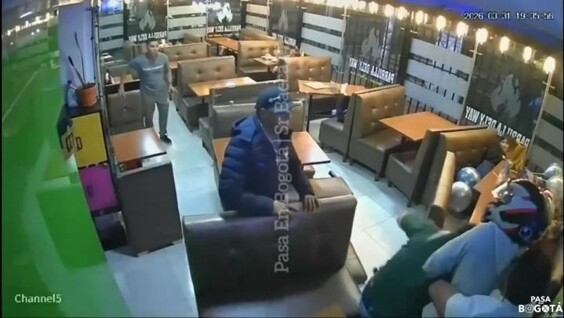
        В&nbsp;Боготе посетители ресторана сами задержали вооружённого грабителя    