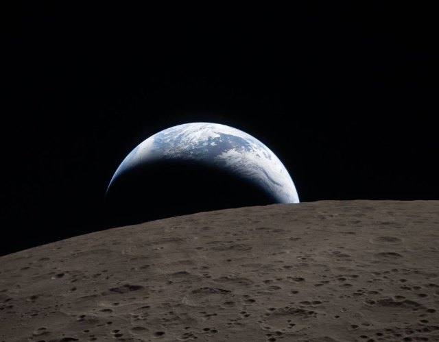 NASA опубликовало новые снимки космоса, включая редкое лунное затмение с обратной стороны Луны (10 фото)