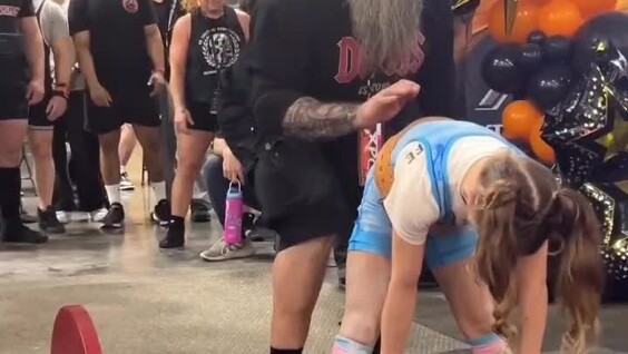 
        9-летняя девочка установила рекорд, подняв штангу в&nbsp;три&nbsp;раза тяжелее себя    