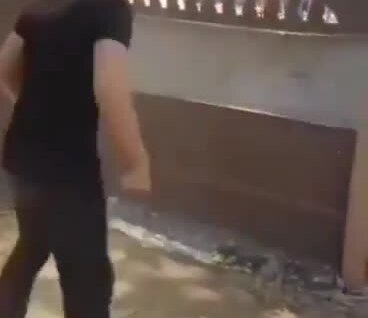 
        Мальчик попытался повредить забор, но&nbsp;в&nbsp;итоге сам&nbsp;пострадал    