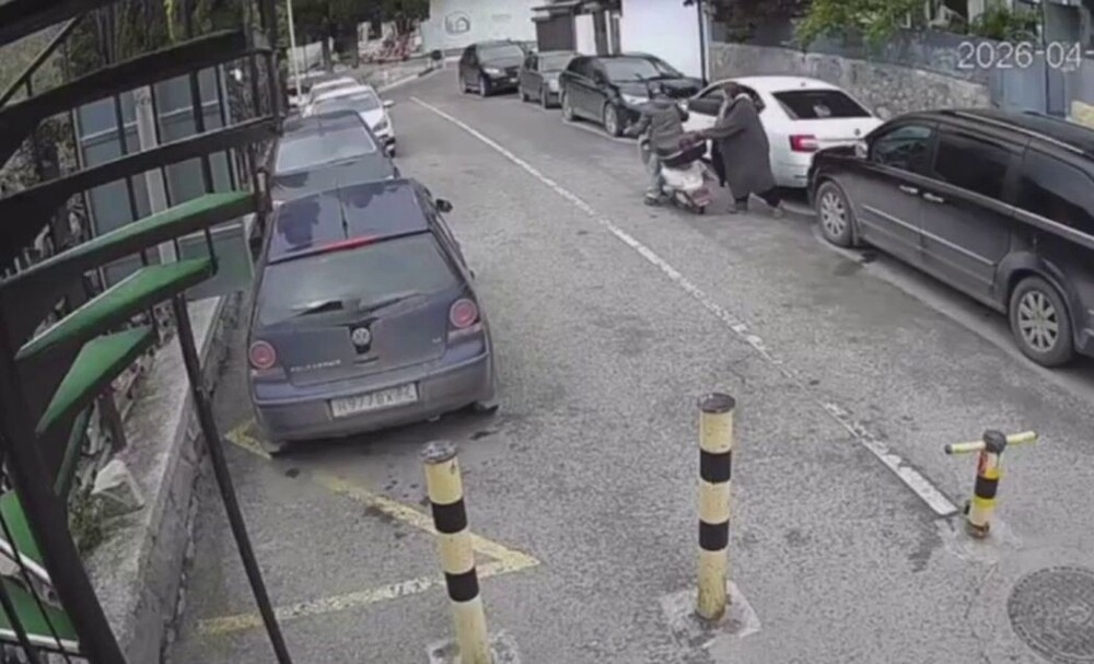 
        В&nbsp;Крыму невменяемая особа толкнула женщину на&nbsp;мопеде и&nbsp;оскорбила Президента    