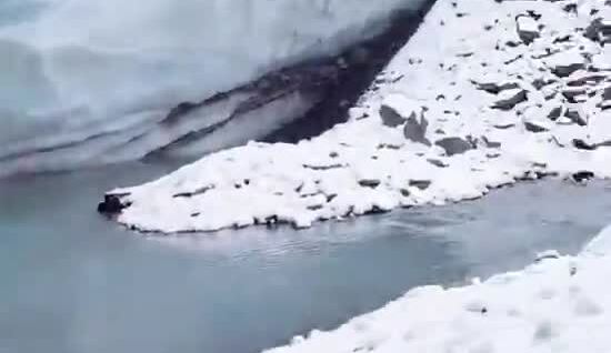 
        Туриста раздавило глыбой льда в&nbsp;ледяной пещере    