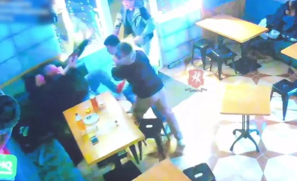 
        В&nbsp;Севастополе трое мужчин избили семейную пару в&nbsp;баре после того, как&nbsp;супруг заступился за&nbsp;возлюбленную    