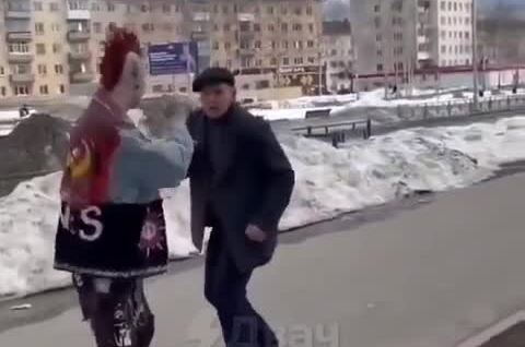 Мужчина напал на панка
Мужчина напал на панка