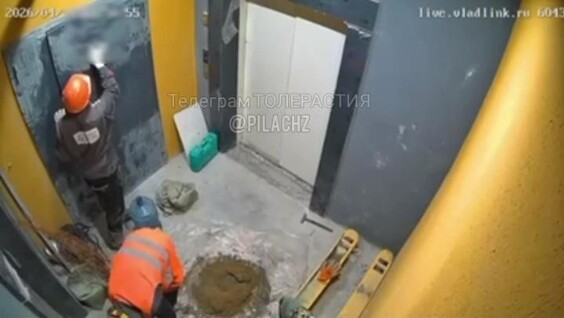 
        Рабочий нарисовал свастику на&nbsp;дверях    