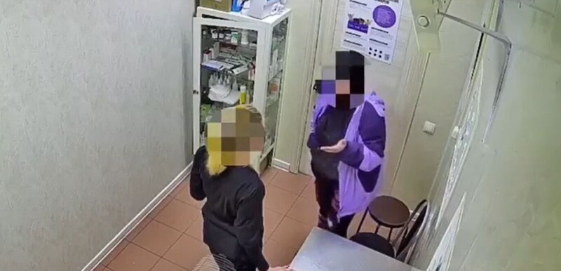 
        &laquo;Я&nbsp;тебя сейчас сломаю&raquo;:женщина напала на&nbsp;сотрудницу ветклиники из-за отказа делать укол собаке без&nbsp;осмотра    