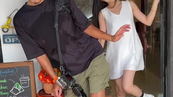 
        Фотограф помогает модели выбрать удачные позы для&nbsp;фотосессии    