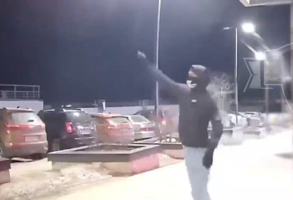 
        Двое уфимцев в&nbsp;масках преследовали девушку    